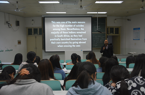 世界足球官网成功举行外籍教师系列讲座 