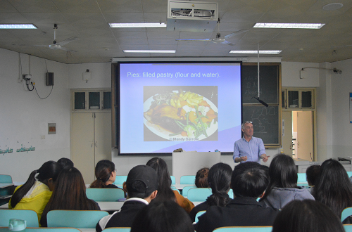 世界足球官网成功举行外籍教师系列讲座 