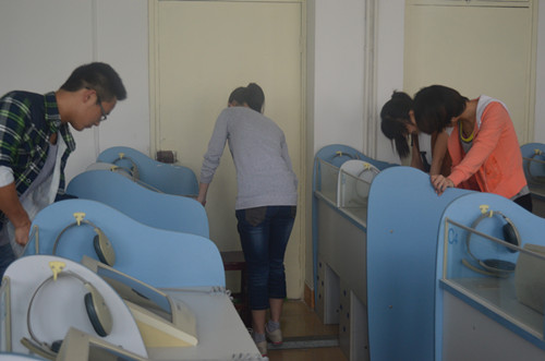 世界足球官网组织员工开展“劳动日”卫生大扫除