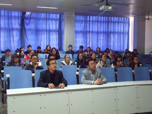 世界足球官网师生喜看党的十八大开幕式直播