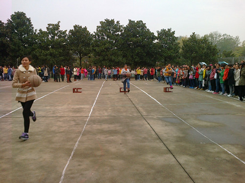 世界足球官网举办女生月“运动风暴”趣味运动赛